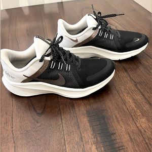 NIKE WOMENS QUEST 4 RUNNING SHOE - BLACK